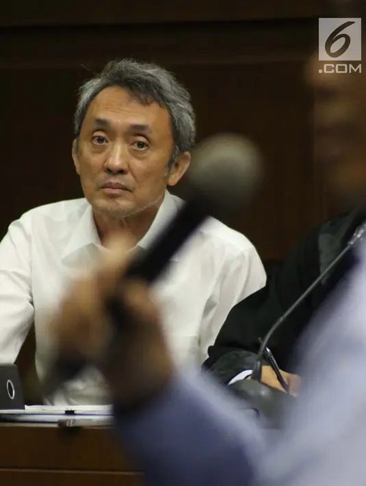 Terdakwa dugaan suap pengajuan PK ke PN Jakarta Pusat, Eddy Sindoro (kiri) menyimak keterangan saksi pada sidang lanjutan di Pengadilan Tipikor, Jakarta, Senin (7/1). Sidang mendengar keterangan saksi-saksi. (Liputan6.com/Helmi Fithriansyah)