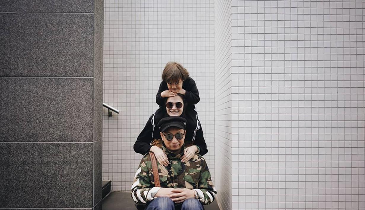 Ringgo Agus Rahman dikenal sebagai sosok ayah penyayang ketika film Keluarga Cemara ditayangkan. Namun ternyata kehangatan Ringgo Agus tak hanya berlangsung di film saja. Ternyata, suami dari Sabai Morscheck ini memiliki kegiatan seru bersama keluarga kecilnya. (Liputan6.com/IG/ringgoagus)