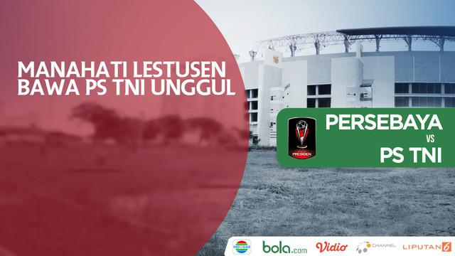 Kapten PS TNI, Manahati Lestusen membawa timnya unggul sementara atas Persebaya Surabaya.
