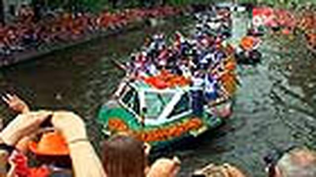 Sekitar setengah juta orang yang menyambut Giovani van Bronchost dan kawan-kawan ketika berparade di sebuah kanal di Kota Amsterdam. 