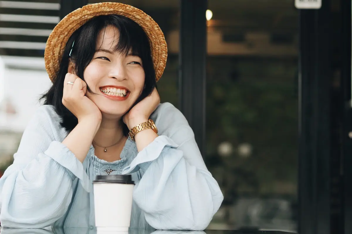 bahagia manis tersenyum santai