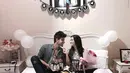 Seperti berikut ini adalah saat mereka merayakan ulang tahun Ranty yang ke-18 beberapa waktu lalu. Saling bertatapan satu sama lain, keduanya terlihat begitu romantis dan mesra. (Instagram/ammarzoni)