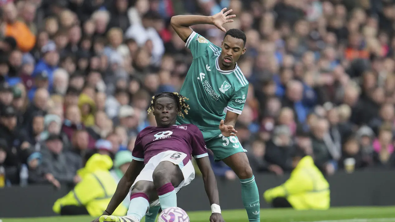 Duel Ryan Gravenberch (kanan) lawan Axel Tuanzebe di laga Burnley vs Liverpool di matchday 4 Premier League 2025/2026 di Turf Moor, Minggu (14/09/2025). (AP Photo/Jon Super).