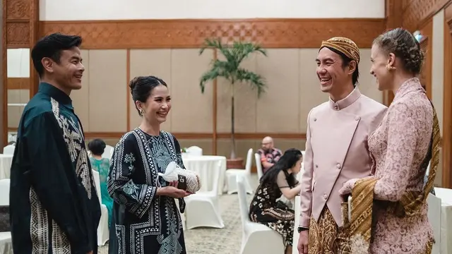 7 Potret Daniel Mananta dan Istri Kompak Pakai Baju Adat Jawa, Banjir Pujian