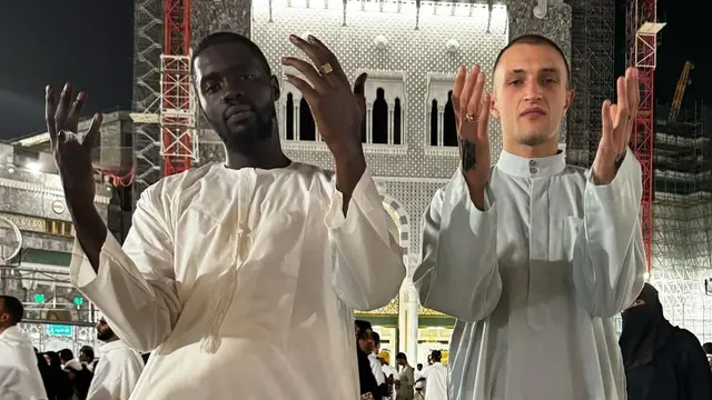 Anwar Hadid Jalani Umroh di Bulan Ramadhan, Curi Perhatian