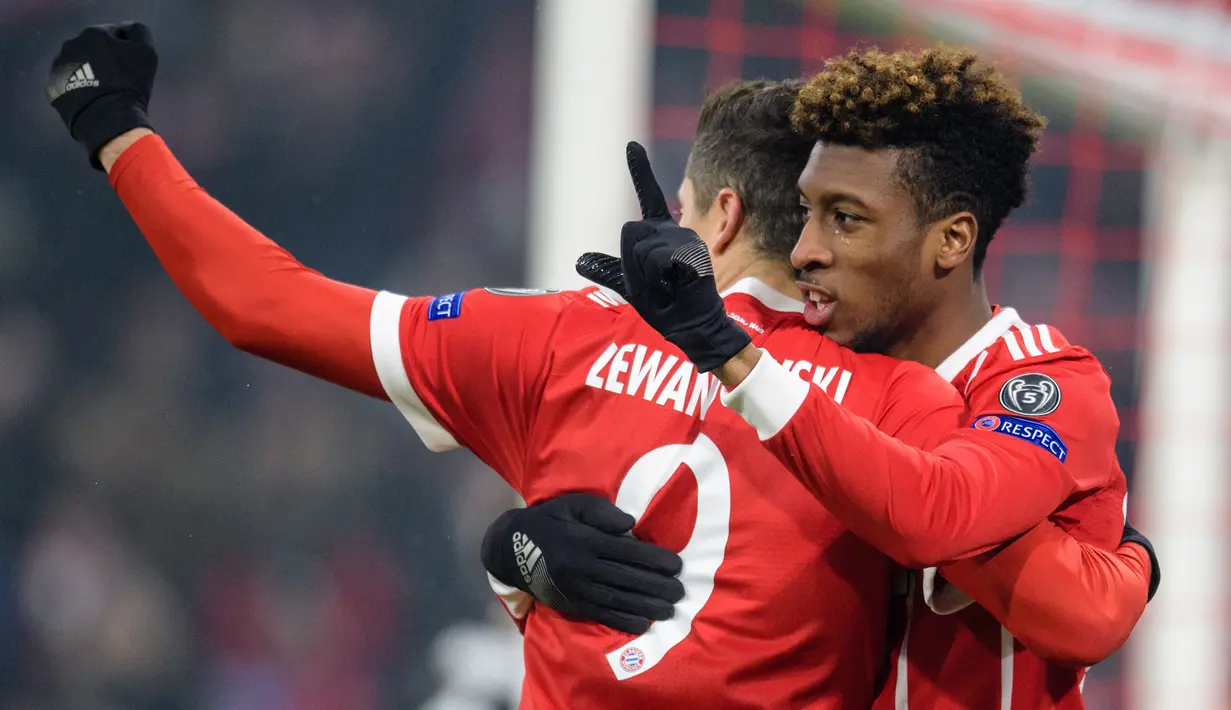 Pemain Bayern Munchen, Kingsley Coman, merayakan gol yang dicetak Robert Lewandowski ke gawang Besiktas pada laga Liga Champions di Stadion Allianz Arena, Munchen, Selasa (20/2/2018). Munchen menang 5-0 atas Besiktas. (AFP/Mattias Balk)
