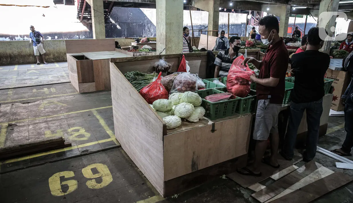 Pedagang terdampak kebakaran menata dagangannya di Blok B, Pasar Minggu, Jakarta Selatan, Rabu (21/4/2021). Lapak baru tersebut merupakan upaya relokasi agar puluhan pedagang bisa memulai jualan kembali. (Liputan6.com/Faizal Fanani)