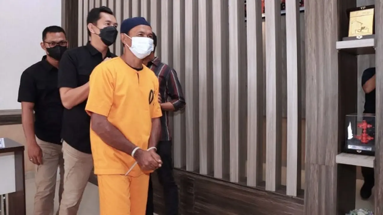 Mantan kepala desa di Kabupaten Kepulauan Meranti ditahan kepolisian setempat karena kasus korupsi.