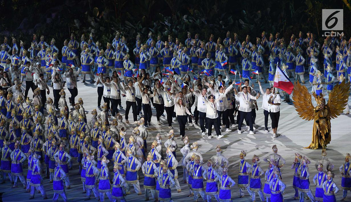 Kontingen Filipina melintas saat pembukaan Asian Games 2018 di Stadion Utama Gelora Bung Karno (SUGBK), Jakarta, Sabtu (18/8). Asian Games 2018 diikuti 45 negara. (Merdeka.com/Imam Buhori)