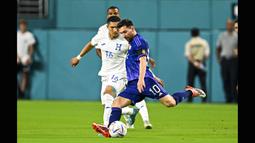 Gol pertama Argentina dicetak oleh Lautaro Martinez yang memanfaatkan umpan Alejandro Gomez. Namun sebelumnya Messi lah yang memberikan umpan kepada Gomez yang berhasil lolos dari jebakan offside dari sisi kiri dan langsung menusuk ke kotak penalti. (AFP/Chandan Khanna)