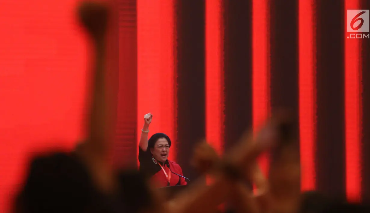 Ketua Umum PDIP Megawati Soekarnoputri membakar semangat kadernya saat pidato politiknya pada HUT ke-45 PDIP di JCC Senayan, Jakarta, Rabu (10/1). Megawati juga secara khusus menyampaikan terima kasih kepada para pendiri partai (Liputan6.com/Angga Yuniar)