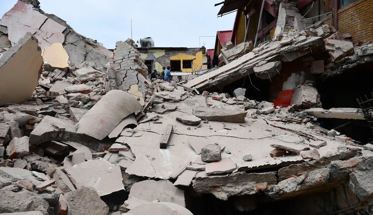 Pemandangan bangunan yang runtuh usai dilanda gempa berkekuatan 8,2 SR di negara bagian Oaxaca, Meksiko (8/9). Menurut Presiden Meksiko, Enrique Peña Nieto sedikitnya 200 orang cedera dan puluhan lainnya meninggal dunia. (AFP Photo/Ronaldo Schemidt)