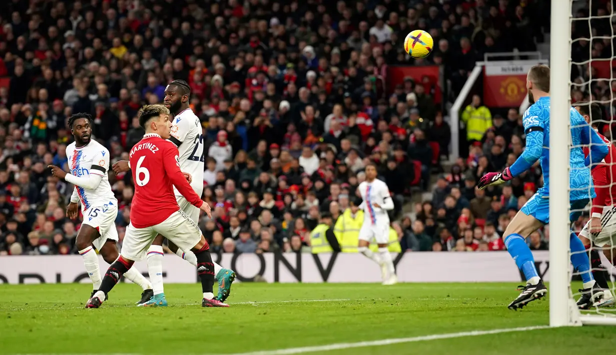 Pemain Crystal Palace Jeffrey Schlupp (kiri) mencetak gol ke gawang Manchester United pada pertandingan sepak bola Liga Inggris di Stadion Old Trafford, Manchester, Inggris, 4 Februari 2023. Manchester United mengalahkan Crystal Palace dengan skor 2-1. (AP Photo/Dave Thompson)