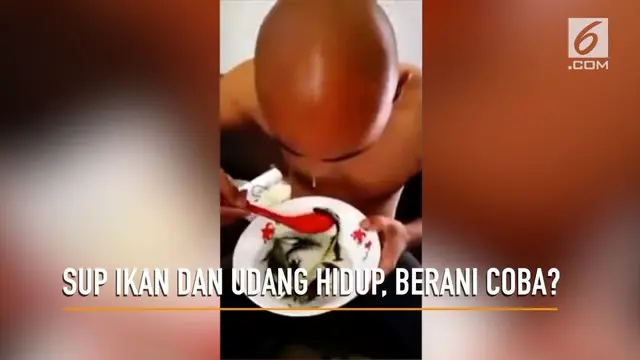 Seorang pria merekam aksinya mengonsumsi sup ikan dan udang yang masih hidup.