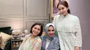 Di foto ini, apakah kamu juga setuju bahwa Mama Rieta bak kakak beradik dengan kedua putrinya? [Foto: Instagram/rieta_amilia]