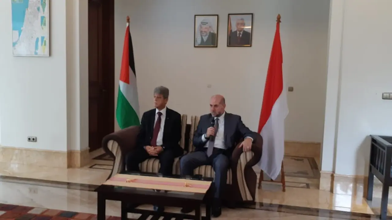 Duta Besar Palestina untuk RI Zuhair al-Shun (kiri) dan Penasihat Kepresidenan Palestina Mahmoud al-Habbash di Kedutaan Palestina di Jakarta (15/8/2018) (Rizki Akbar Hasan / Liputan6.com)