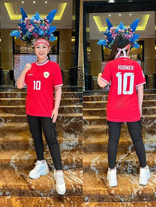 Pedangdut Fitri Carlina tak melewatkan menyaksikan pertandingan Timnas Indonesia. Dia tampil total mengenakan jersey nomor punggung 10 dengan nama Hubner di belakangnya.