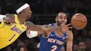 Pebasket Los Angeles Lakers, Kentavious Caldwell-Pope, berebut bola dengan pemain New York Knicks, Wayne Ellington, pada laga NBA di Staples Center, Rabu (8/1/2020). LA Lakers  menang 117-87 atas Knicks. (AP/Mark J. Terrill)