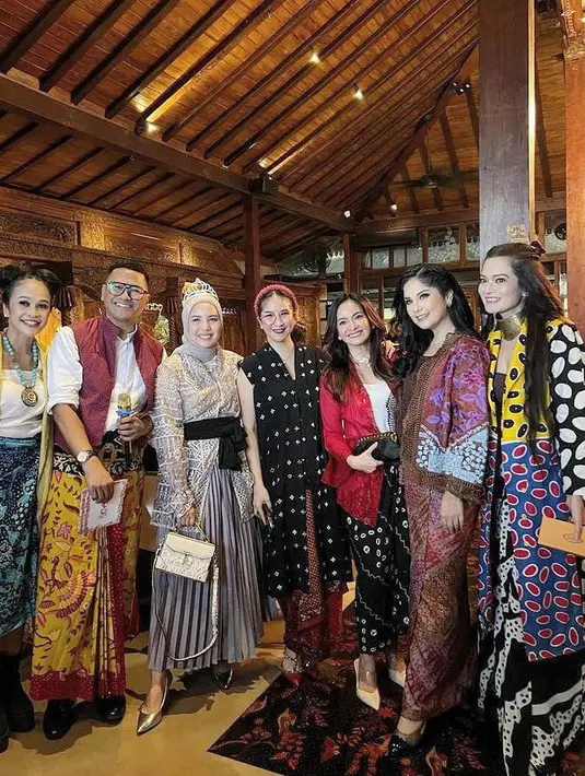 Tya Ariestya terlihat mengenakan kebaya brokat modern yang dipadu rok pleats warna nude yang cantik.  [@novitaangie]