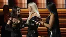 Megan Thee Stallion (kanan) dan Dua Lipa (tengah) memberi Olivia Rodrigo penghargaan untuk Best New Artist   pada ajang Grammy Awards 2022 di MGM Grand Garden Arena, Las Vegas, Amerika Serikat, 3 April 2022. (AP Photo/Chris Pizzello)