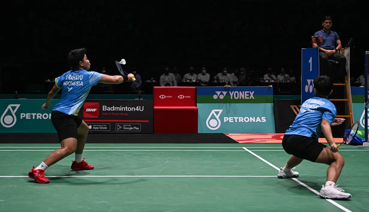 Di awal game pertama, skor imbang terjadi saat kedudukan 5-5, namun akhirnya Apriyani Rahayu/Siti Fadia mampu menutup interval game pertama dengan keunggulan 11-10. Usai interval, pasangan Indonesia berperingkat 133 BWF ini terus melaju tanpa bisa terkejar Zhang Shu Xian/Zheng Yu yang berperingkat 33 BWF dan mampu merebut game pertama dengan skor 21-18. (AFP/Mohd Rasfan)