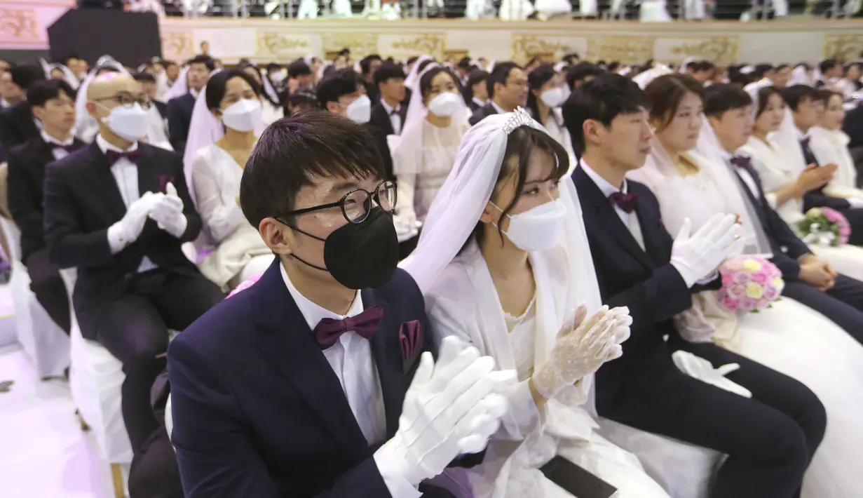 Sejumlah pasangan berdoa saat mengikuti upacara pernikahan massal di Cheong Shim Peace World Center, Gapyeong, Korea Selatan, Jumat, (7/2/2020). Wabah virus corona yang melanda sejumlah wilayah di dunia tidak menghalangi antusias warga Korsel mengikuti acara itu. (AP Photo/Ahn Young-joon)