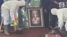 Petugas memakamkan jenazah Dedi Yuliardi Ashadi atau Dorce Gamalama di TPU Bantar Jati, Bambu Apus, Jakarta, Rabu  (16/2/2022). Dorce menghembuskan nafas terakhir di RSPP Simprug, Jakarta Selatan, Rabu (6/2) pukul 07.00 WIB, setelah mengalami koma selama tiga minggu. (Liputan6.com/Herman Zakharia)