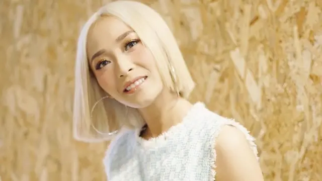 Potret Terbaru Rinni Wulandari, Tampil Cantik dengan Rambut Blonde