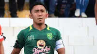 Pemain Persebaya sekaligus kapten di Liga 1 2018, Rendi Irwan. (Bola.com/Aditya Wany)