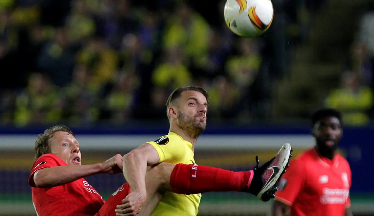 Pemain Villarreal, Roberto Soldado (kanan), berebut bola dengan pemain Liverpool, Lucas, pada pertandingan leg pertama semifinal Liga Europa, di Stadion El Madrigal, Jumat (29/4/2016) dini hari WIB. (AFP/Jose Jordan)