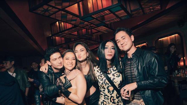 8 Potret Tamu Artis di Pesta Ultah BCL ke-39, Ariel dan Luna Maya Jadi Sorotan