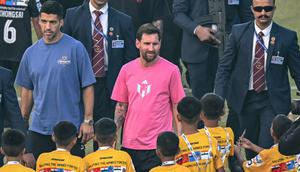 Momen Lionel Messi saat ikuti GOAT India Tour beberapa waktu lalu. (Sajjad HUSSAIN / AFP)