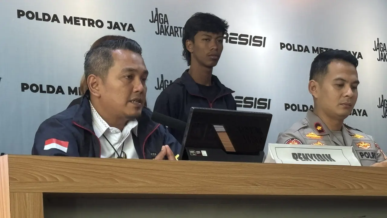 Subdit 2 Ditressiber Polda Metro Jaya menangkap seorang pria berinisial SR (39), pemilik akun media sosial berinisial K, karena diduga menyiarkan konten pornografi melalui siaran langsung (live streaming). (Liputan6/Ady Anugrahadi)