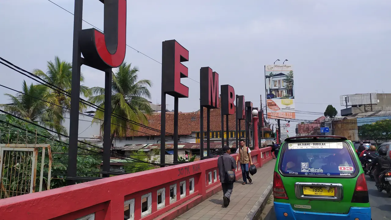 Seorang siswi di Kota Bogor, Jawa Barat mencoba bunuh diri dengan terjun ke Sungai Cipakancilan yang melintas di Jalan Kapten Muslihat, Selasa (3/9/2019).