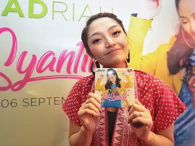 Pedangdut Siti Badriah menunjukan album terbarunya berjudul 'Lagi Syantik' di kawasan Cideng, Jakarta, Kamis (6/9). Single "Lagi Syantik" telah ditonton lebih dari 200 juta kali di situs YouTube. (Liputan6.com/Faizal Fanani)