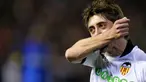 Selebrasi khas winger Valencia Pablo Hernandez seusai menjebol gawang FC Brugge di laga UEFA Europa League di Mestalla Stadium, 25 Februari 2010. AFP PHOTO / JOSE JORDAN 