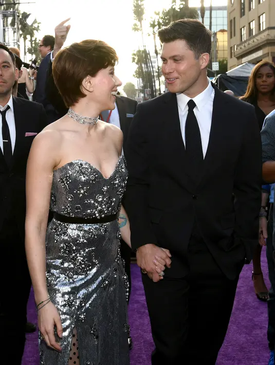 Aktris Scarlett Johansson dan pacarnya Colin Jost saling bertatapan saat menghadiri pemutaran film 'Avengers: Infinity War' di Los Angeles, California (23/4). Scarlett Johansson berperan sebagai Natasha Romanoff/Black Widow. (AFP Photo/Emma McIntyre)
