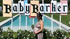 Penampilan Kourtney Kardashian di acara baby shower mencuri perhatian. Kakak dari Kim Kardashian itu mengenakan bodysuit ketat berbahan kulit ular tanpa lengan. Dia melengkapinya dengan satu set telinga Mickey Mouse, dan rambut bob coklat tua yang diikat ke belakang. (Liputan6.com/IG/@travisbarker)