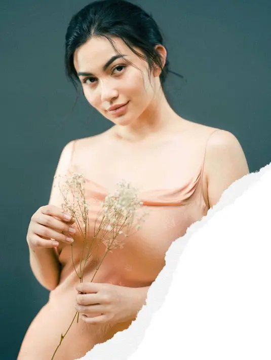 Sesi pemotretan Ariel Tatum selalu bikin dag dig dug para penggemarnya. Bagaimana tidak, tatapan tajam Ariel Tatum terlihat begitu memesona. Pose memegang bunga juga kian membuat sisi menawan Ariel Tatum kian terpancarkan. Ariel Tatum berpose tatap tajam ke kamera ini mencuri perhatian publik. (Liputan6.com/IG/@arieltatum)