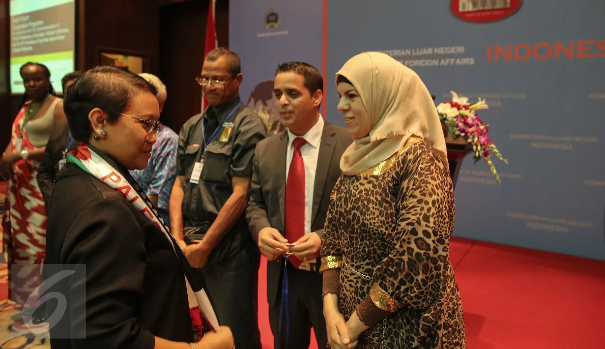 Menlu Retno LP Marsudi (kiri) ketika berbincang usai membuka kegiatan peringatan ke-60 Konferensi Asia Afrika (KAA) dan peringatan ke-10 New Asian-African Strategic Partnership (NAASP) di gedung Kemlu, Jakarta, Senin (9/11). (Liputan6.com/Faizal Fanani)