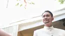 Seperti diketahui, Tora yang juga masuk menjadi pengiring pengantin lantaran ia memiliki hubungan darah dengan Moreno. Hadir bersama dengan istri Mieke Amalia. Tora mengenakan busana adat jawa lengkap dengan blangkon di kepala. (Adrian Putra/Bintang.com)