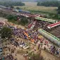 Orang-orang berkumpul di lokasi kecelakaan tabrakan tiga kereta di dekat Balasore, sekitar 200 km (125 mil) dari ibu kota negara bagian Bhubaneswar di negara bagian timur Odisha. (Jayanta SHAW/AFPTV/AFP)