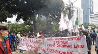 Demonstran membakar ban di sekitar Patung Kuda Jakarta Pusat. (Ady Anugrahadi/Liputan6.com)