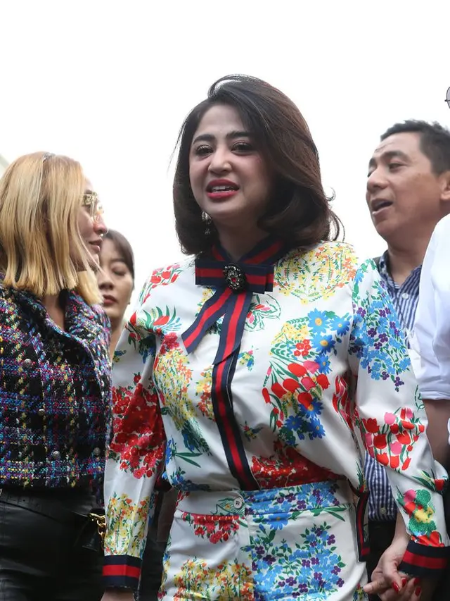 6 Potret Dewi Perssik Hadir di Sidang Cerai dengan Angga Wijaya, Mengaku Tak Gugup
