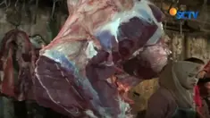 Sehari jelang Lebaran, harga daging sapi dan daging ayam di Pasar Tradisional Purwakarta, Jawa Barat, mengalami kenaikan sangat tajam.