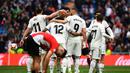Perayaan gol keduaa Benzema pada laga lanjutan La Liga di pekan ke-33 yang berlangsung di Stadion Santiago Bernabeu, Madrid, Minggu (21/4). Real Madrid menang 3-0 atas Bilbao. (AFP/Gabriel Bouys)