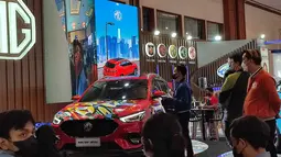 Selain memamerkan mobil, di booth Morris Garage juga terdapat permainan yang dapat menguji kemampuan dari pengunjung untuk berteriak dalam durasi selama mungkin untuk menjalankan mobil di layar yang tersedia. Pengunjung yang mamou berteriak paling lama adalah pemenangnya. Saat kami meliput, pemenangnya mampu berteriak selama sekitar 24 detik.