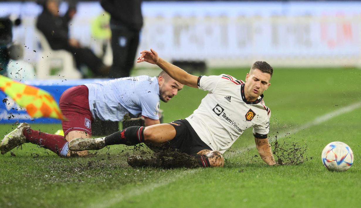 Akibat dari hujan yang turun pada pertandingan tersebut berdampak kepada lapangan yang menjadi becek hingga sulit mengendalikan bola. (AFP/Trevor Collens)