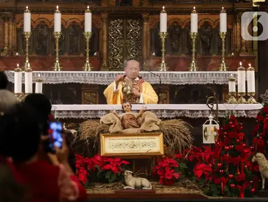Umat Katolik di Jakarta merayakan Misa Malam Natal di Gereja Katedral Jakarta pada Selasa (24/12/2024). (Liputan6.com/Herman Zakharia)