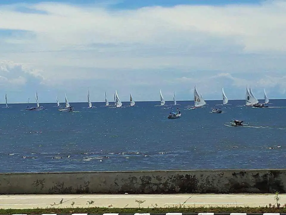 Sandeq Race atau lomba perahu bercadik khas Tanah Mandar ini diikuti sedikitnya 260 peserta dari 20 tim. (Liputan6.com/Fauzan)